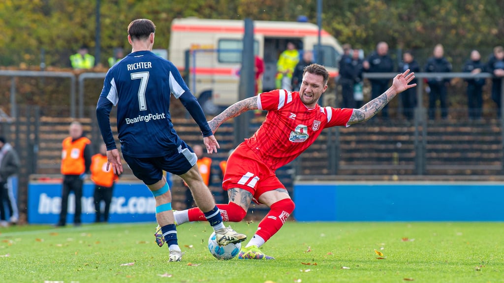 Jan Löhmannsröben (r.) gehört zu den fleißigsten Zweikämpfern der Regionalliga Nordost. 