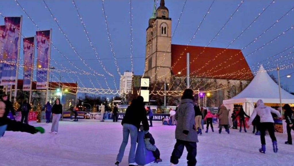 Für alle Schlittschuhfans ist die etwa 15 mal 30 Meter große Eisbahn neben dem Allee-Center im Herzen von Magdeburg ein idealer Anlaufpunkt, um fleißig Runden zu drehen.