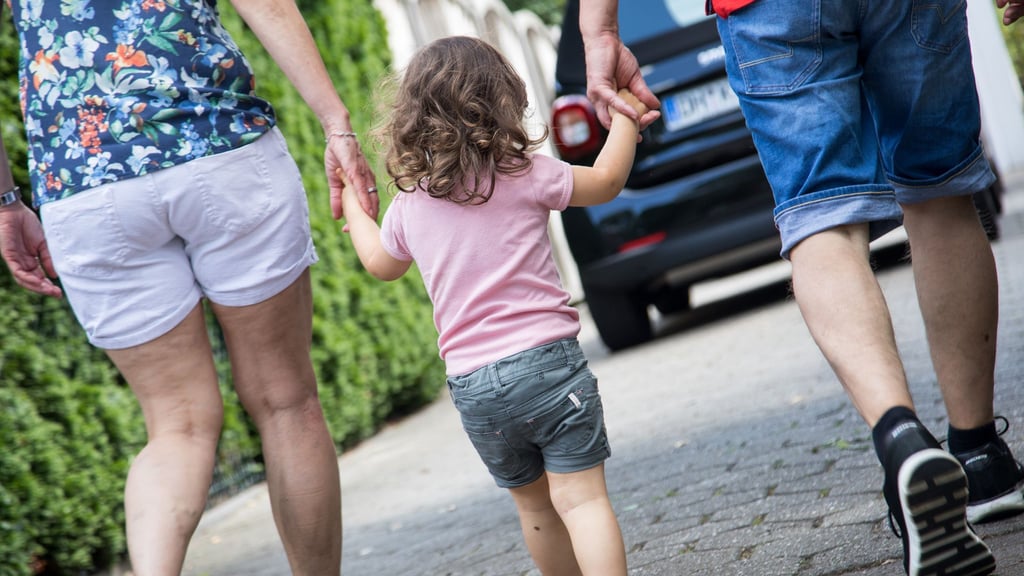 Unzumutbar viele Fahrten: Gericht muss Großeltern mit Sorgeaufgaben anhören