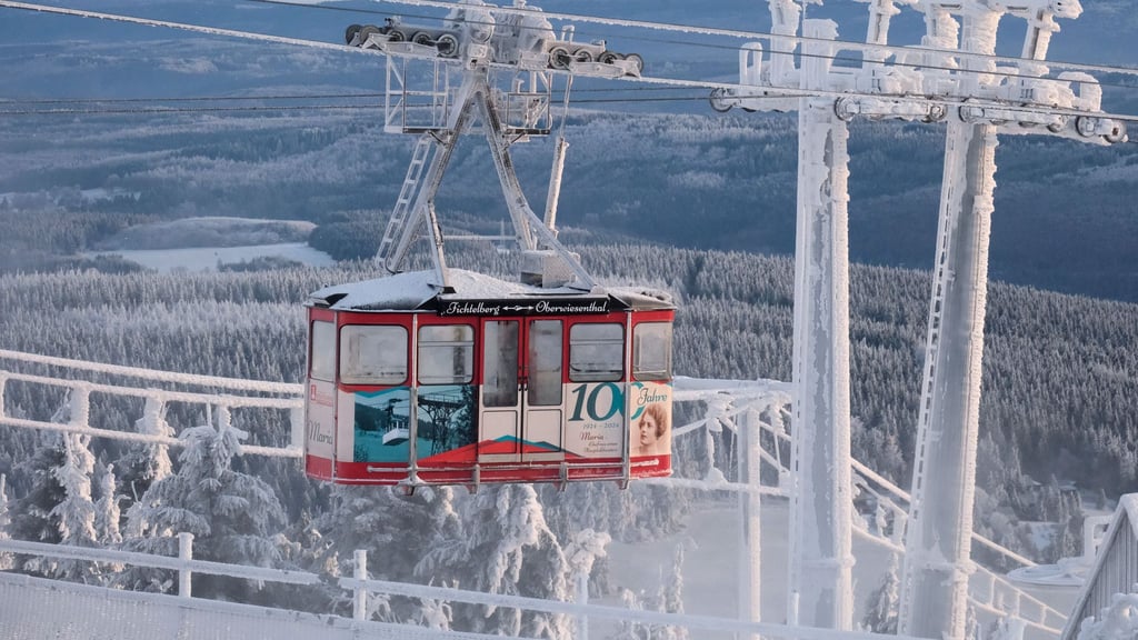 Der Skibetrieb in Oberwiesenthal startet am Dienstag. (Archivbild)