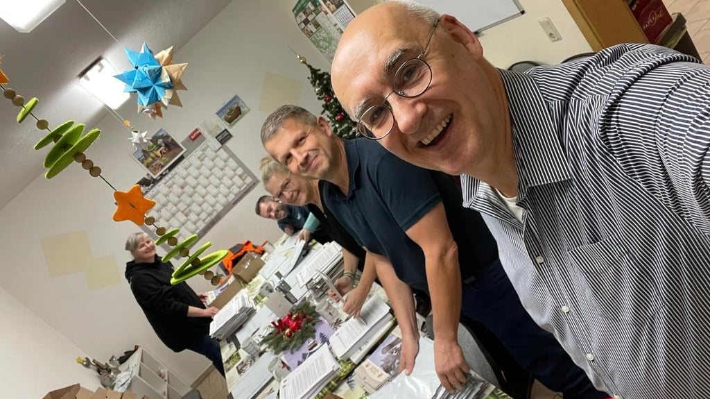 Gut gelaunt und mit vereinten Kräften wurde die Verteilung der Jahresbriefe und Kalender in Klostermansfeld vorbereitet. 