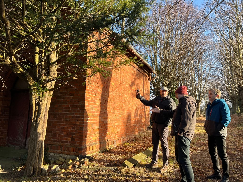 Thomas Plünnecke, Ortsbürgermeister Thomas Steckhan und Pfarrer Mathias Lauer  (von links) an der alten Kapelle.