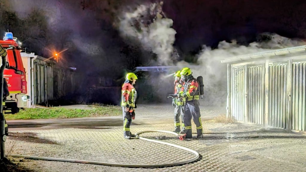 In der Nacht zum Montag, 29. Dezember, brannte es in einem Garagenkomplex in Wernigerode.