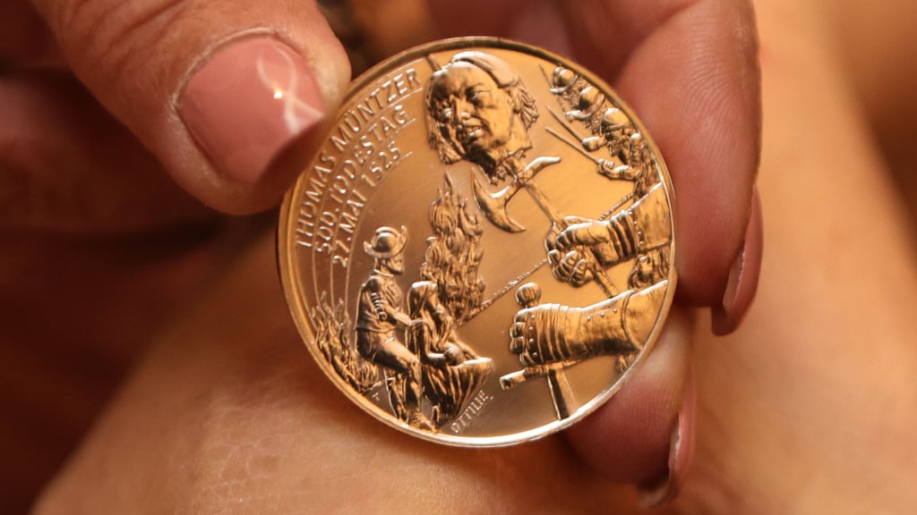 Die Stolberger Jahresmedaille 2025 erinnert an den Bauernkrieg und Thomas Müntzers brutalen Tod vor 500 Jahren.