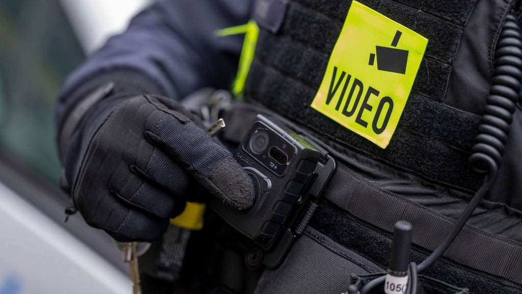 Berliner Polizei und Feuerwehr sollen heute flächendeckend mit Bodycams ausgestattet werden. (Archivbild)