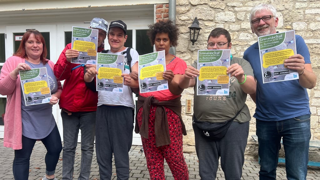 Erst im Sommer des vergangenen Jahres hatten Einrichtungsleiterin Madleen Toeppner (links) und Christian Werwick (rechts) zum großen Fest nach Badersleben eingeladen.