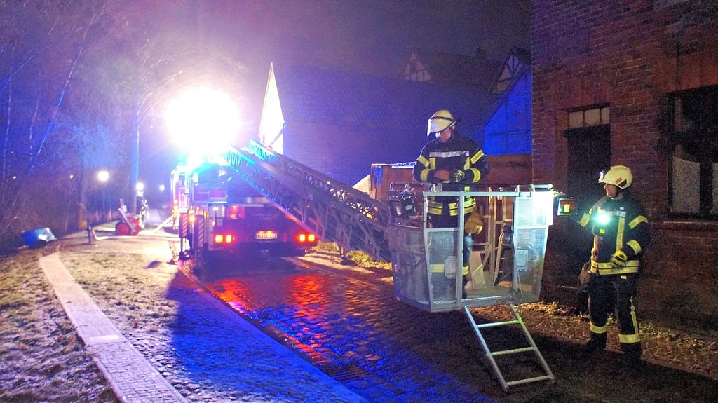 Zur Bekämpfung des gemeldeten Dachstuhlbrandes in der Fischerstraße in Havelberg hatte die Feuerwehr am Stadtgraben  auch die Drehleiter zum Einsatz gebracht. Der Hof des betroffenen Gebäudes befindet sich dort. 
