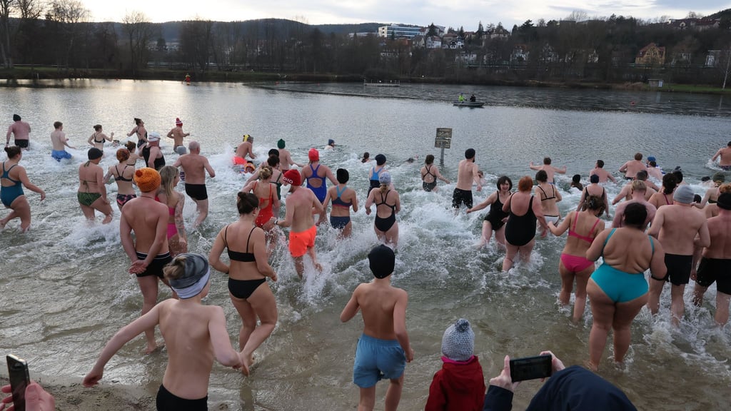 Mit dem Neujahrsschwimmen im Jenaer Schleichersee wird es 2026 nichts - der See ist von Eis überzogen. (Archivbild)