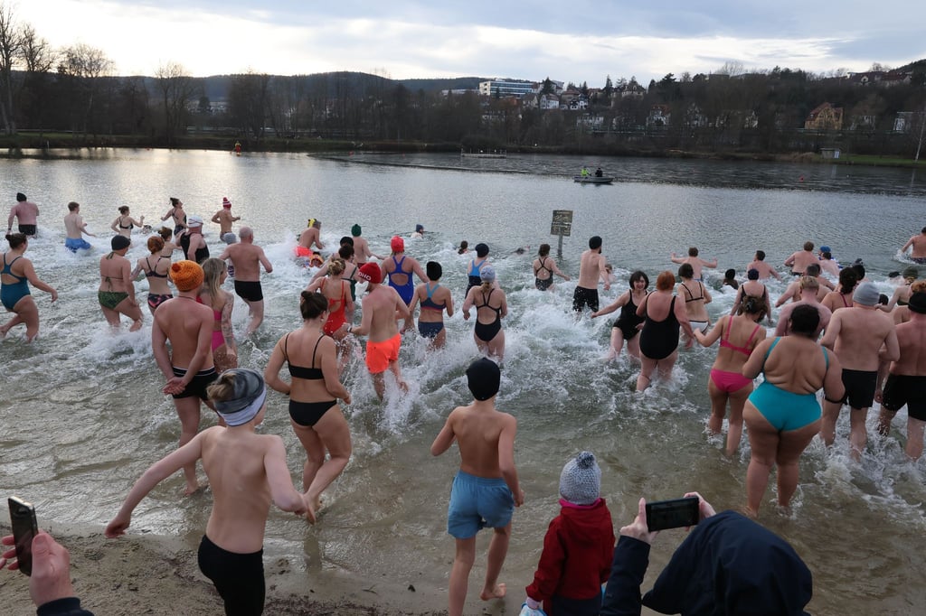 Mit dem Neujahrsschwimmen im Jenaer Schleichersee wird es 2026 nichts - der See ist von Eis überzogen. (Archivbild)