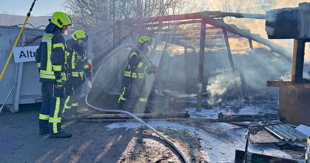 Eine Hütte auf dem Ilsenburger Wertstoffhof ist am frühen Sonntagnachmittag komplett heruntergebrannt. 