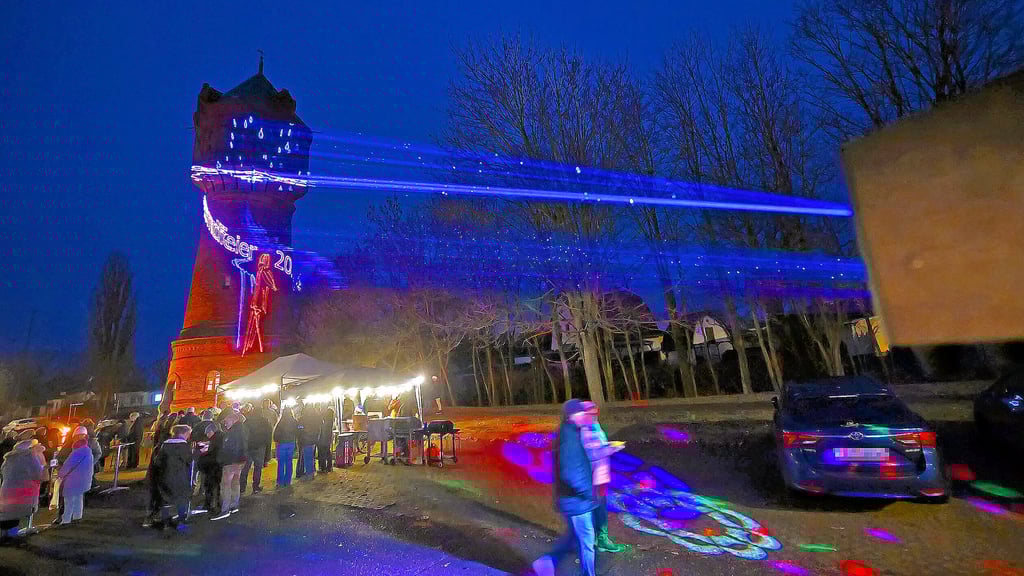 Die Projektion ist immer ein Höhepunkt bei der Jahresendfeier am Froser Wasserturm.