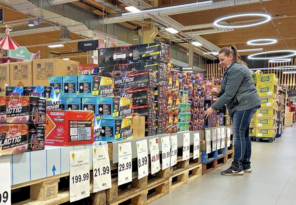 Es ist wieder so weit: Im Edeka-Center Hinze in Naumburg füllt Abteilungsleiterin Juliane Rooks Raketen, Böller, Batterien und Co. auf. 