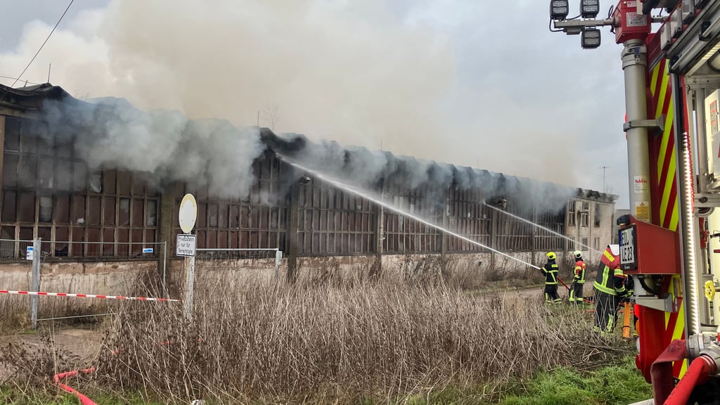 Die Feuerwehrleute konnten das Ausbrennen der alten Turnhalle nicht mehr verhindern. 