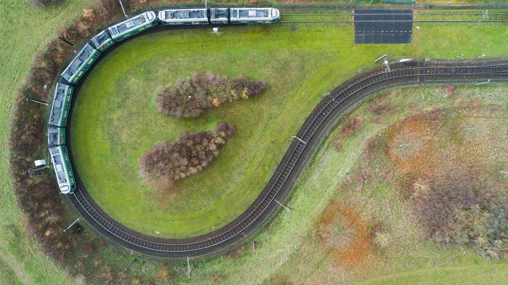 Der Unfall ereignete sich an einem Bahnübergang nahe dem Messegelände in Hannover, wo üblicherweise die Stadtbahnlinie 6 verkehrt. (Symbolbild)