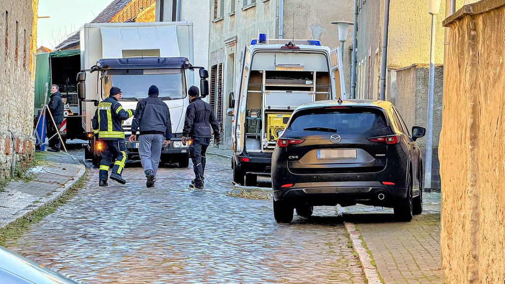 Die Polizei hatte am Sonntag in der Straße Am Weißen Tor in Cochstedt mit Unterstützung der Ortswehr einen Großeinsatz in einer ehemaligen Arztpraxis. 