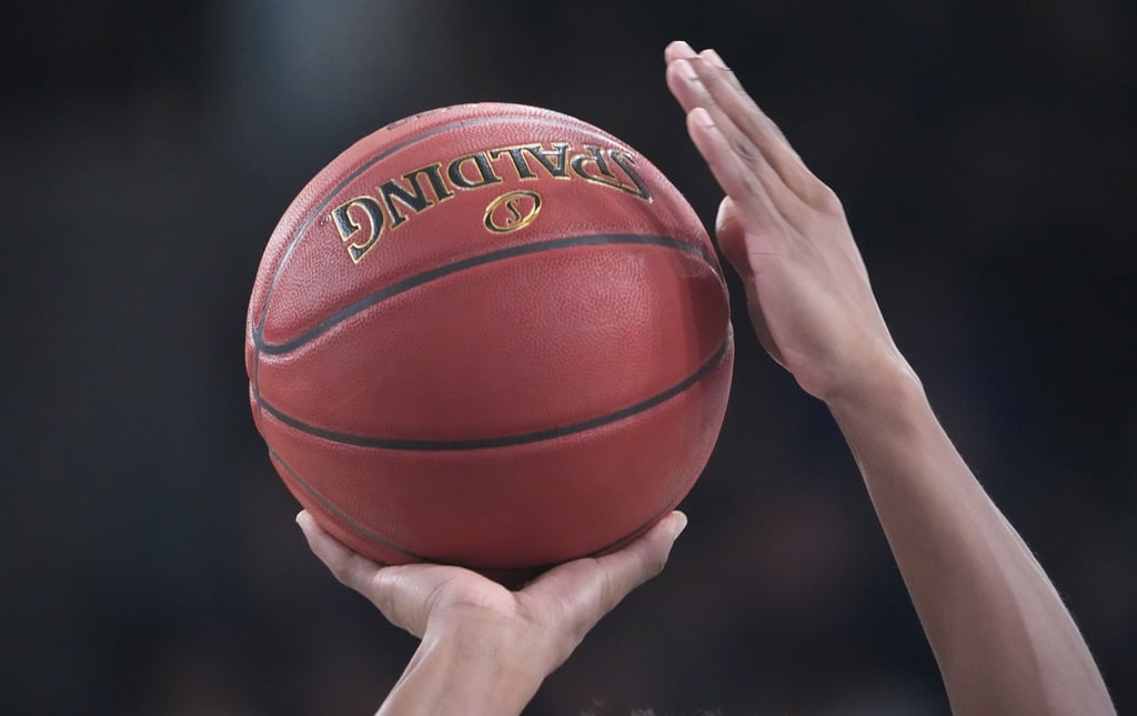 Basketball-Spieler kämpfen um den Ballbesitz. (Archivbild)