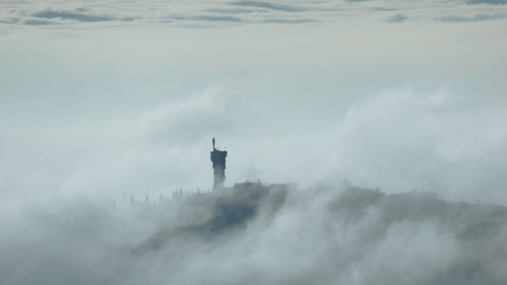 Wind und trockenes Wetter haben Skifahren am Wurmberg bisher verhindert. Doch die Skigebiete im Harz machen sich bereit für den Schneefall und die Saison. (Archivbild)