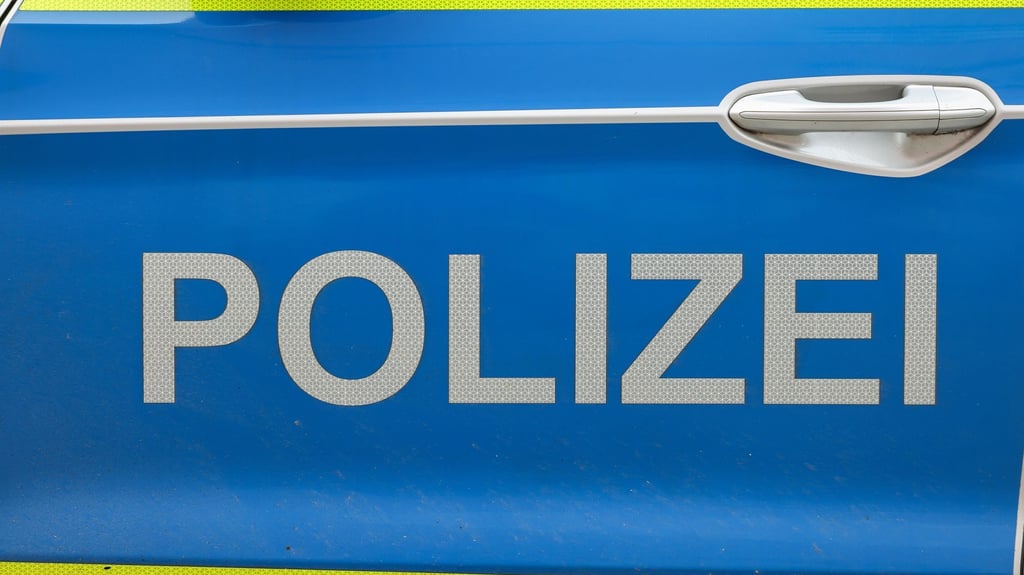 Eine Jugendliche ist in Halberstadt beim Überqueren einer Straße von einem Pkw erfasst worden.