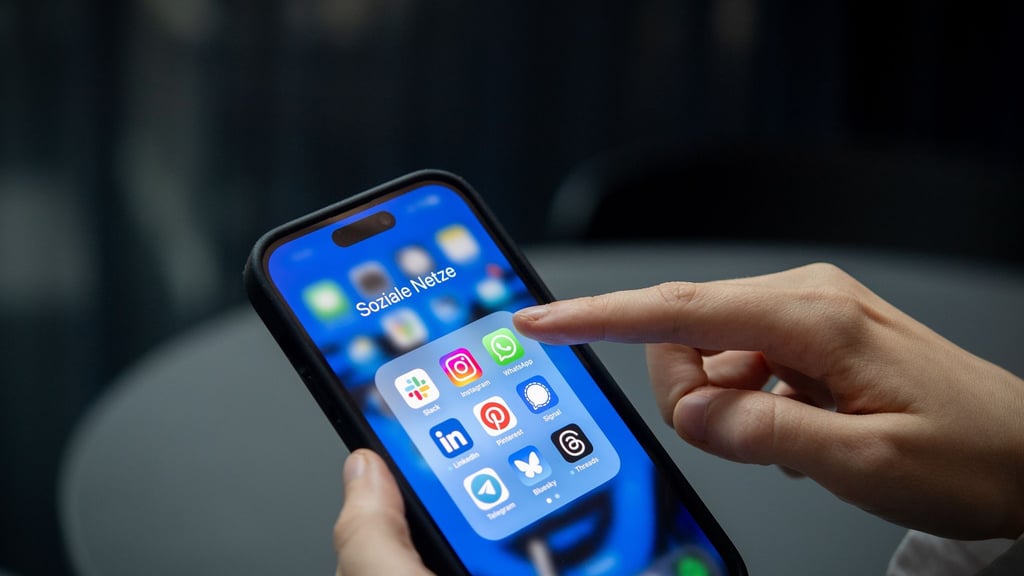 Der Arbeitgeber kann die Nutzung von Apps und Messengerdiensten des Dienstes untersagen.