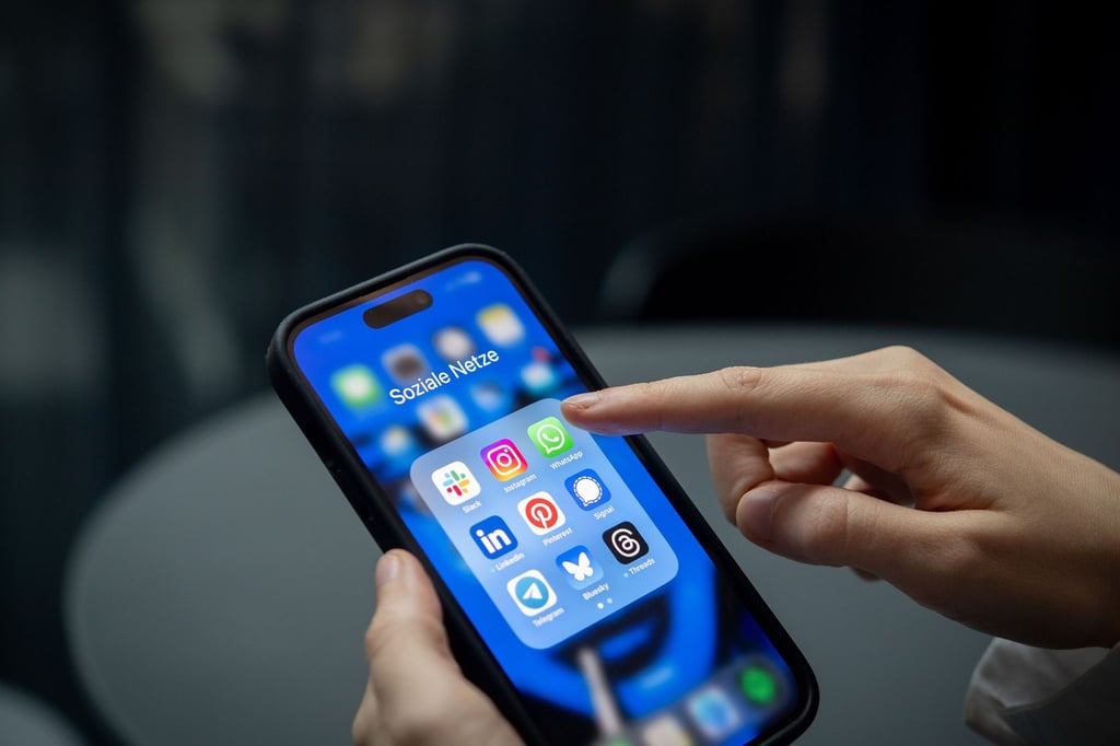 Der Arbeitgeber kann die Nutzung von Apps und Messengerdiensten des Dienstes untersagen.