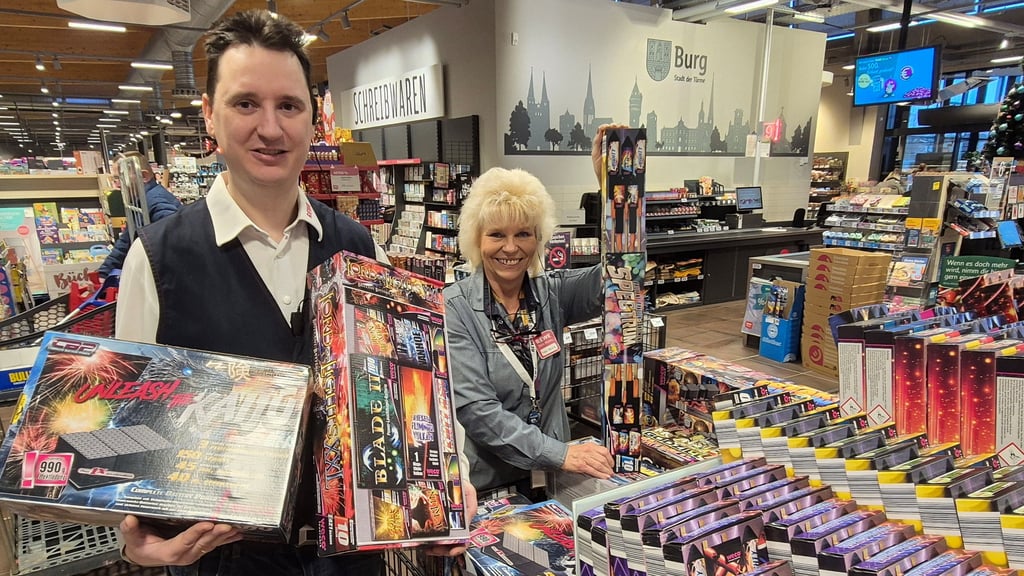 Daniel Bunzeck und Benny Bock präsentieren das vielfältige Feuerwerkssortiment.