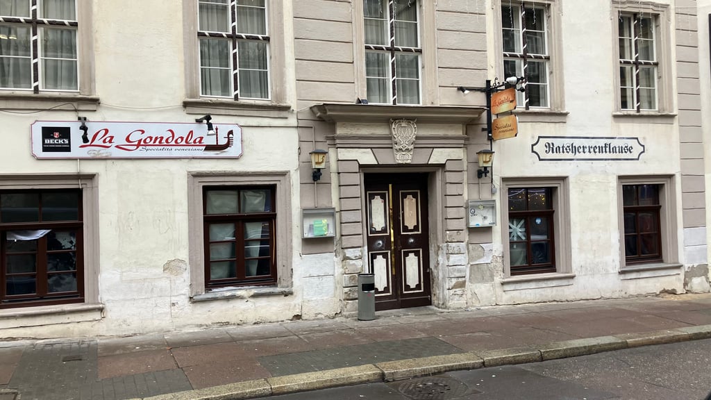 Verschlossene Türen: Die Bar La Gondola in der Rathausstraße in Halle war Mitte Dezember Ziel eines Angriffs. Die Polizei ermittelt nun unter anderem gegen zwei Rechtsextreme. 