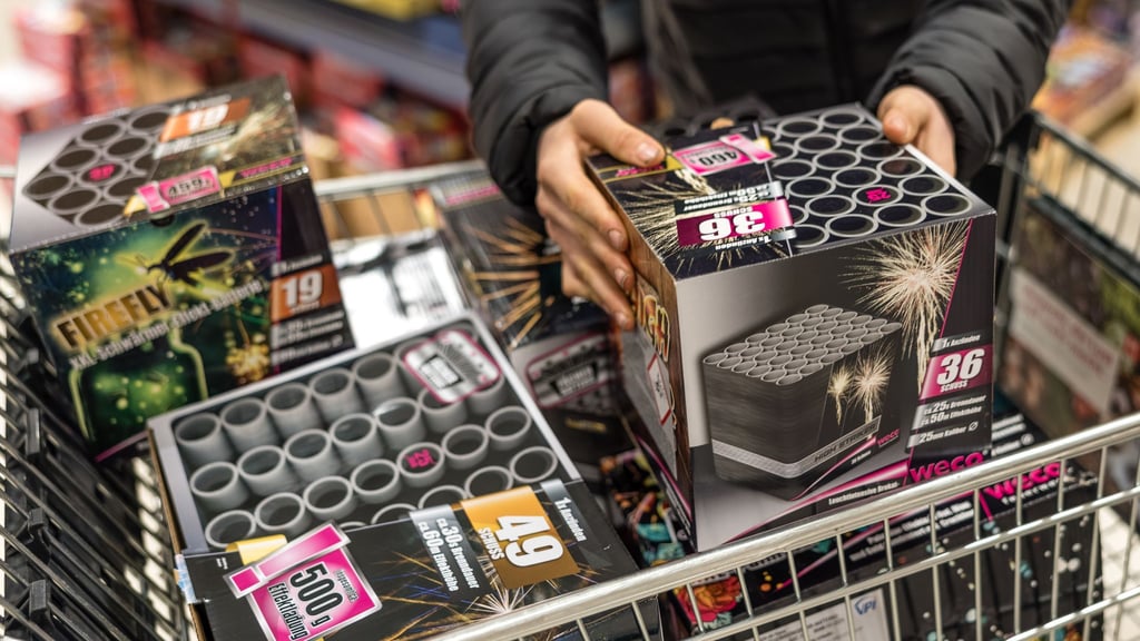 Mancher Händler wurden vor dem Verkauf von Feuerwerk Opfer von Dieben, die sich an Containern mit Pyrotechnik zu schaffen machten. (Symbolbild)