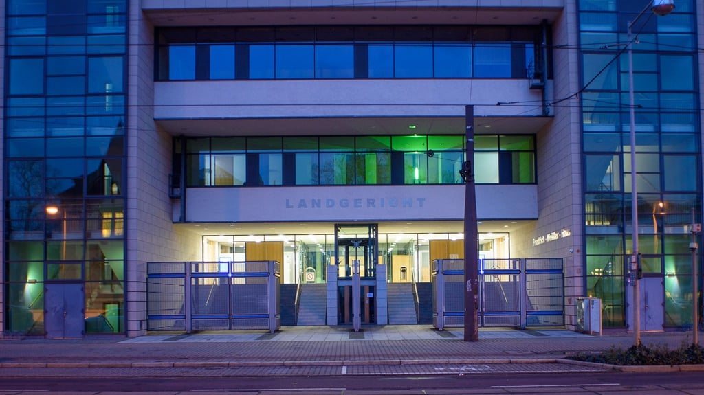 Gegen den Angeklagten wurde international gefahndet: Der 22 Jährige, der am Januar vor dem Landgericht Magdeburg steht, steht unter Verdacht, seine Mutter ermordet zu haben. (Archivbild)