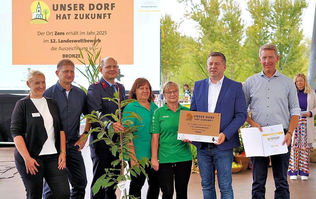 Hans Henning Hagemann bekommt im September mit Marco Schmoldt,  Kerstin Jungnickel, Hagen Czyborra und Ines Brandt den Preis für „Unser Dorf hat Zukunft“ von Sven Schulze (CDU) überreicht. 