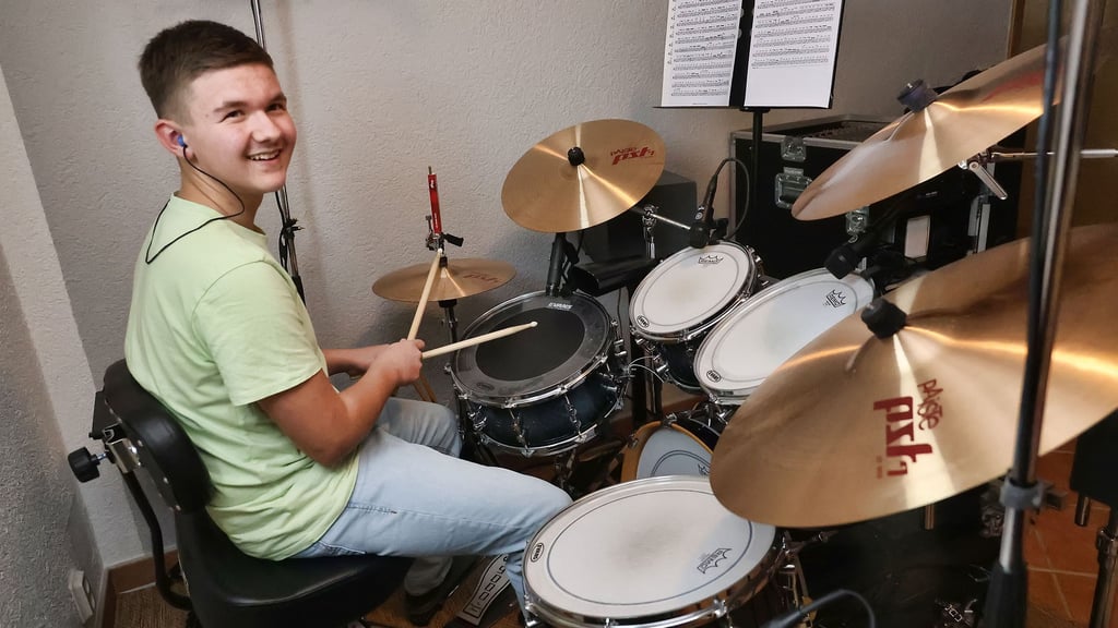 Matteo Richter aus Volkmaritz bei Eisleben hat Spaß am Schlagzeug.