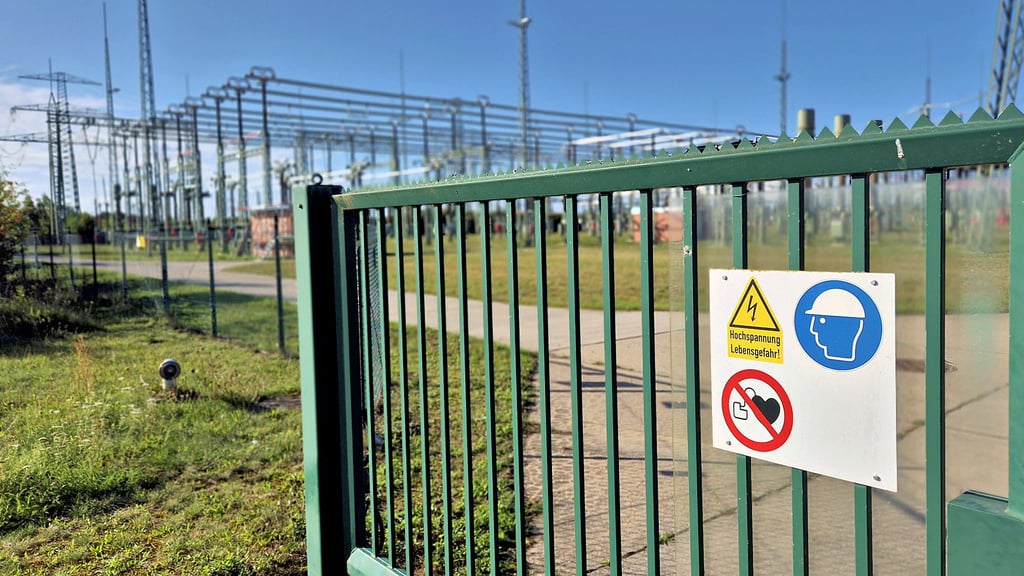 Für einen günstigen Netzanschluss wollen viele Bauer von Batteriespeichern ihre Anlagen am Umspannwerk bei Nahrstedt westlich von Stendal errichten.