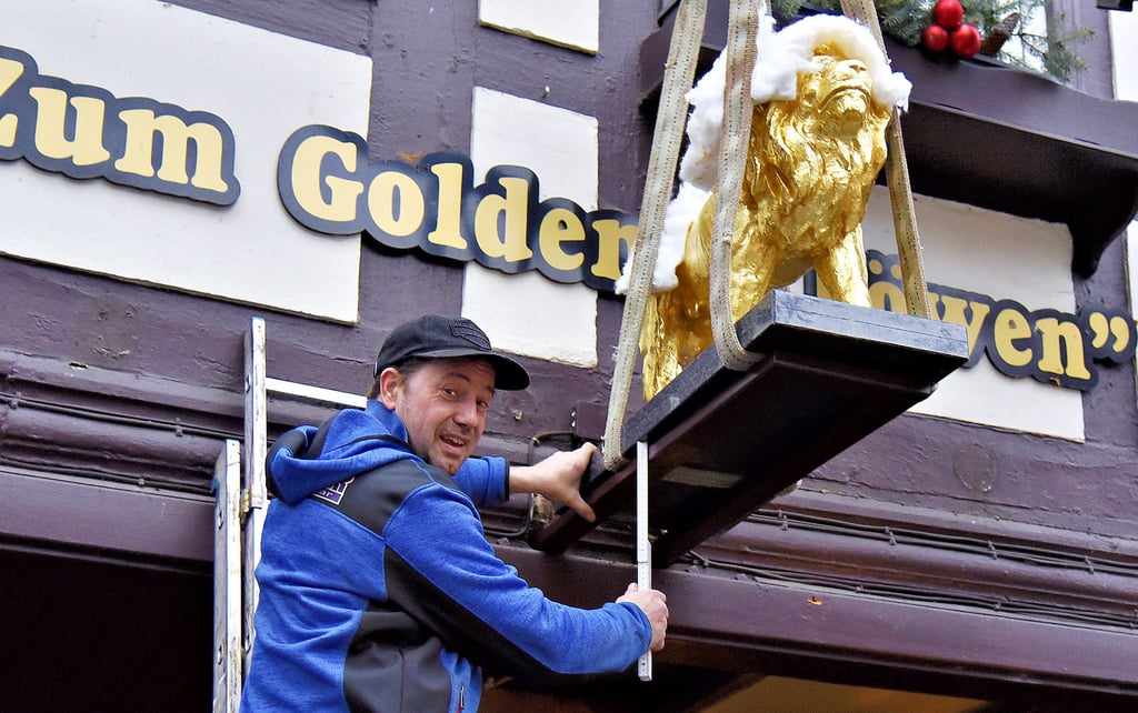 Der frisch vergoldete Löwe ist wieder über dem Eingang zur gleichnamigen Gaststätte angebracht. Während der Montage war die Skulptur mit Watte abgedeckt worden, damit sie keinen Schaden nimmt. 