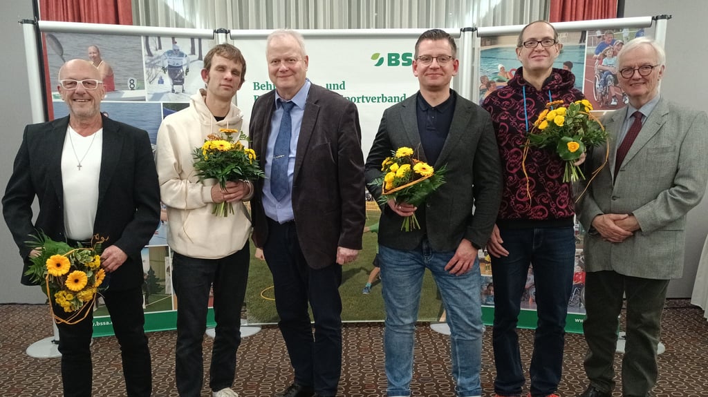 Torsten Nitsch, Robert Stark, Trainer Michael Schubert, Andreas Timme, Jens Stampnik und Staatssekretär Klaus Zimmermann (von links) bei der Ehrung  der Halberstädter Para-Leichtathleten in Magdeburg.