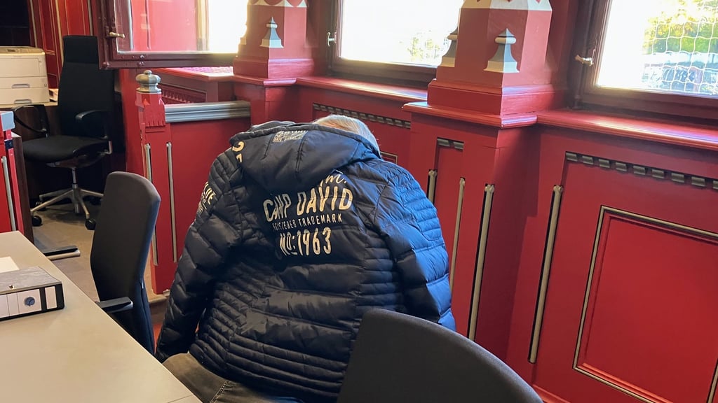 Beim Prozessauftakt versteckte sich der Angeklagte hinter seiner Jacke. Zu den letzten beiden Verhandlungstagen erschien er dann gar nicht erst, sodass er in Abwesenheit verurteilt wurde.  