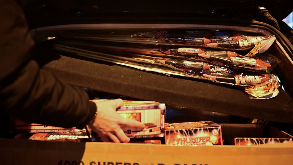 Zwei Männer übernachten vor einem Supermarkt, um als erste Feuerwerkskörper kaufen zu können. (Symbolbild)