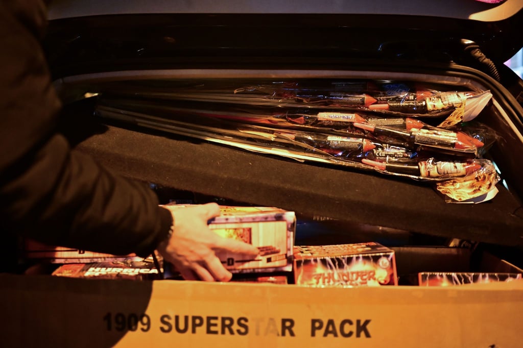 Zwei Männer übernachten vor einem Supermarkt, um als erste Feuerwerkskörper kaufen zu können. (Symbolbild)