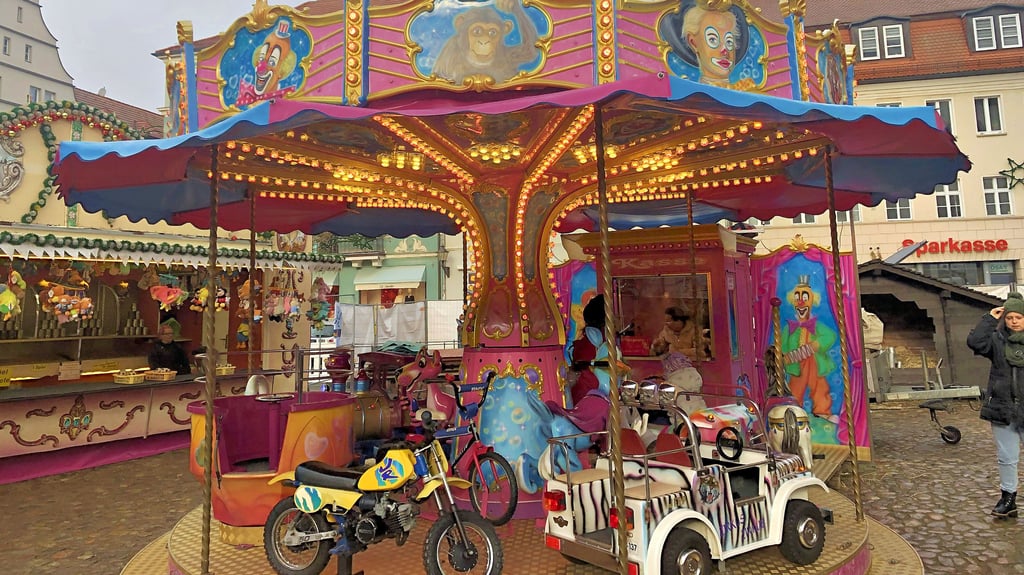 Eines der Karussells auf dem Wittenberger Weihnachtsmarkt:  Es seien in diesem Jahr weniger Kinder da gewesen, sagen die Betreiber.  