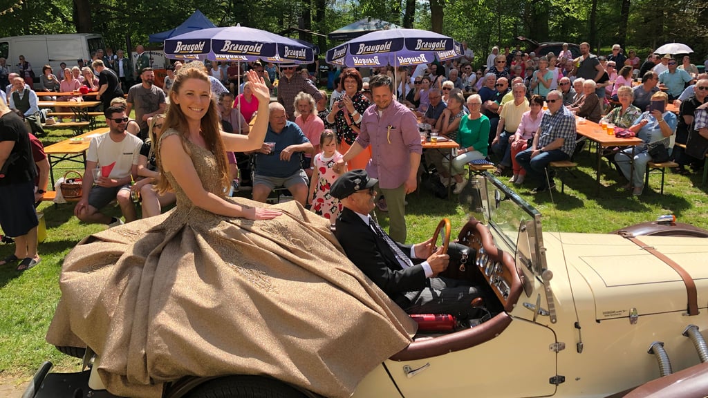 Katrin Eckermann aus Bennungen ist am 1. Mai 2024 beim Maifest in Roßla zur ersten Südharz-Königin gekrönt worden.