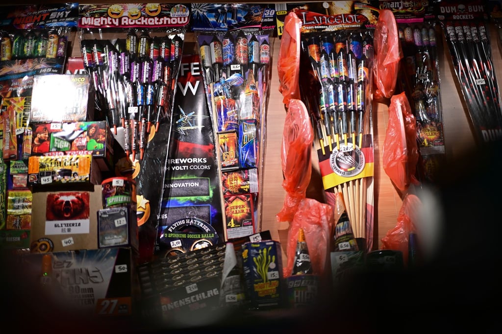 Feuerwerk für die Silvesternacht ist jetzt im Handel. Mancherorts in Brandenburg und in Berlin wurden Container mit gelagerter Pyrotechnik aufgebrochen. (Symbolbild)