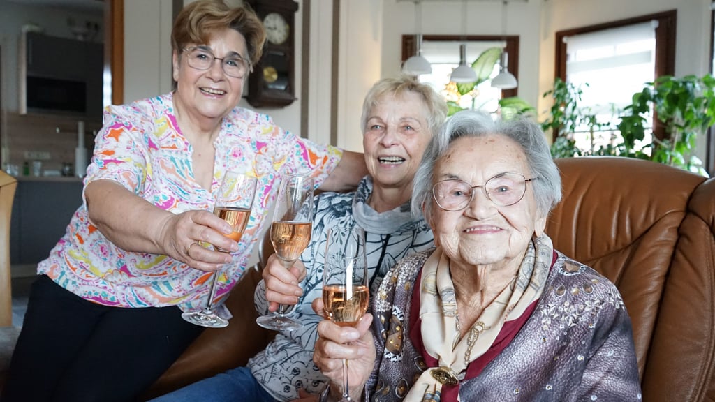Hildegard Staats stößt auf ihren 103. Geburtstag mit Tochter Gerlind Riebe (l.) und Ortsbürgermeisterin Gerhild Schmidt an. 