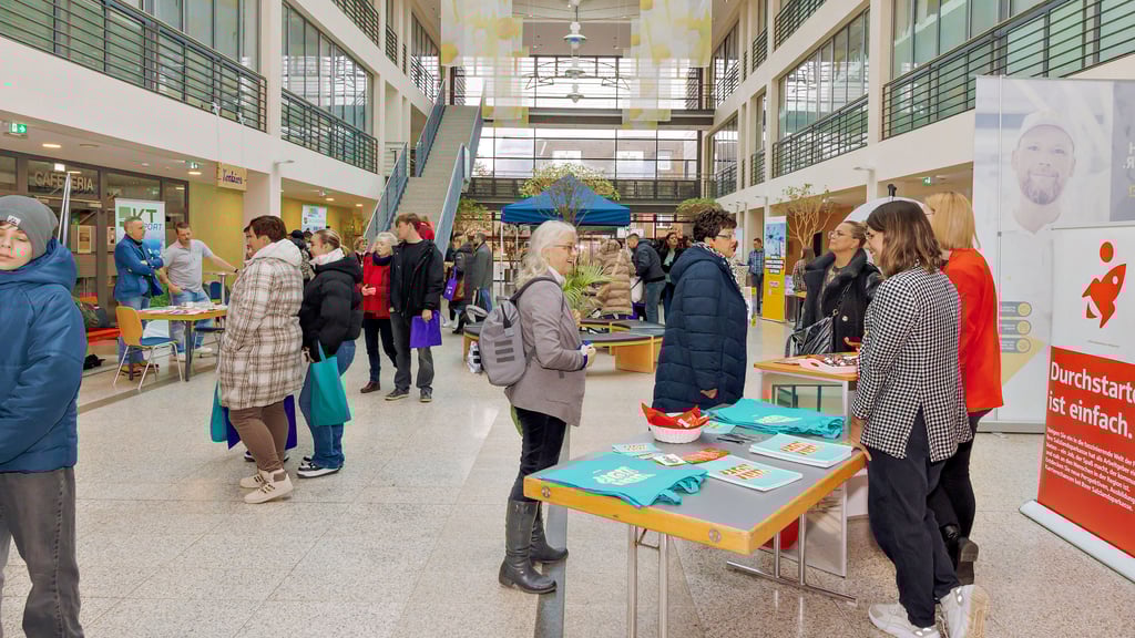 Im Foyer des Sparkassenschiffs in Staßfurt hatten Firmen aus dem Salzlandkreis und Umgebung ihre Stände aufgebaut, um die Besucher über Ausbildungs- und Jobangebote zu informieren.