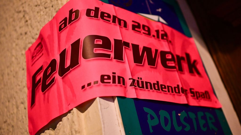 330 Kilo Feuerwerkskörper hat die Polizei bei einem Berliner beschlagnahmt.