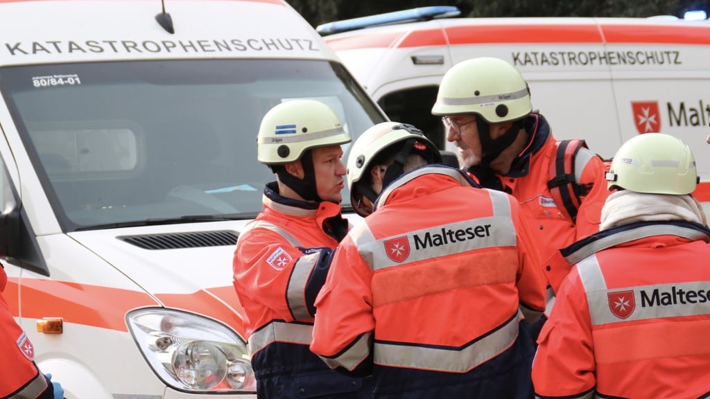 Mitglieder des Malteser Hilfsdienstes Ballenstedt während einer Übung zum Katastrophenschutz.  