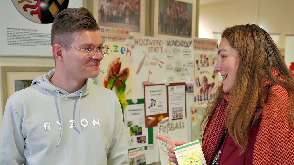 Alexander Jahn sucht Unterstützung für seine Physiotherapie-Praxis in Stendal. Beim Rückkehrertag 2025 ist er erstmals als Arbeitgeber dabei. Hier spricht er mit Patricia Kaiser.