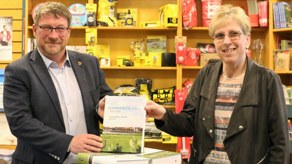 Oberbürgermeister Bert Knoblauch bei der feierlichen Enthüllung eines Buches über Schönebeck gemeinsam mit Autorin und Stadtarchivarin Britta Meldau. Wie blickt der Stadtchef auf das Jahr 2025?