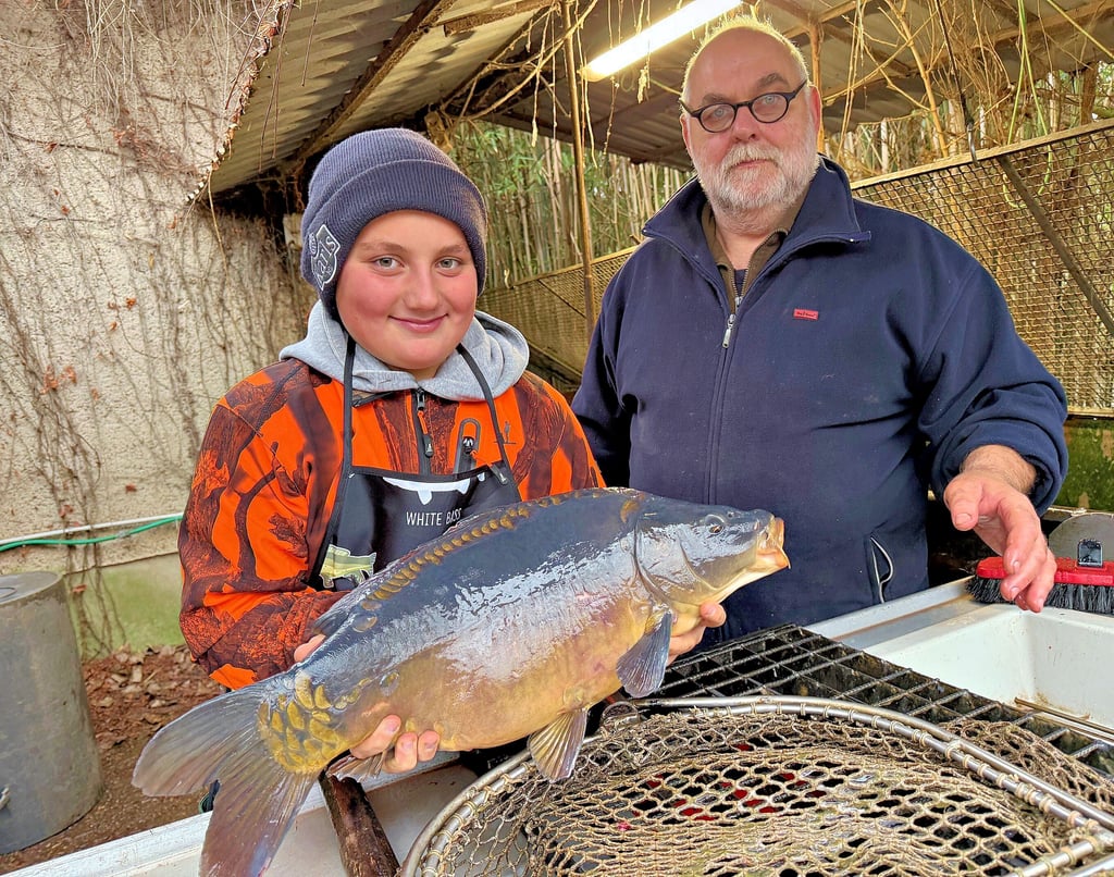 Fischer Tom Bernau aus Friedersdorf ist bereit für den  Verkauf von Silvesterkarpfen. Oliver aus der Nachbarschaft ist gern gesehener Helfer. 