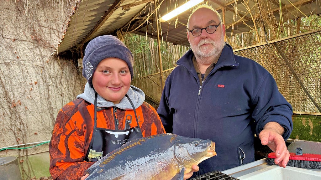Fischer Tom Bernau aus Friedersdorf ist bereit für den  Verkauf von Silvesterkarpfen aus dem Muldestausee. Oliver aus der Nachbarschaft ist gern gesehener Helfer.