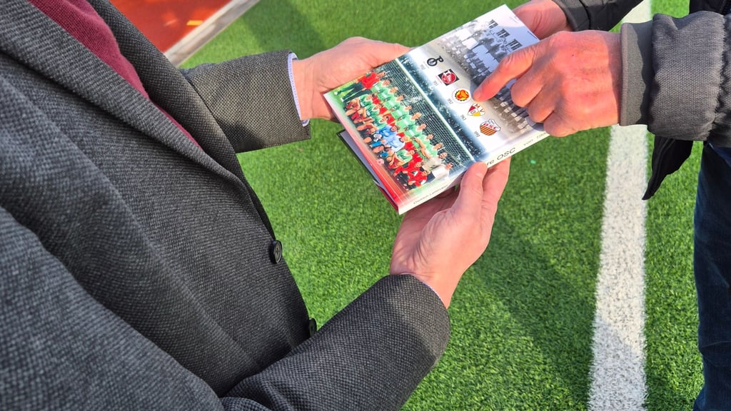 Dietrich Lehmann übergibt Oscherslebens Bürgermeister Benjamin Kanngießer sein neues Buch über die Historie des Oschersleber SC