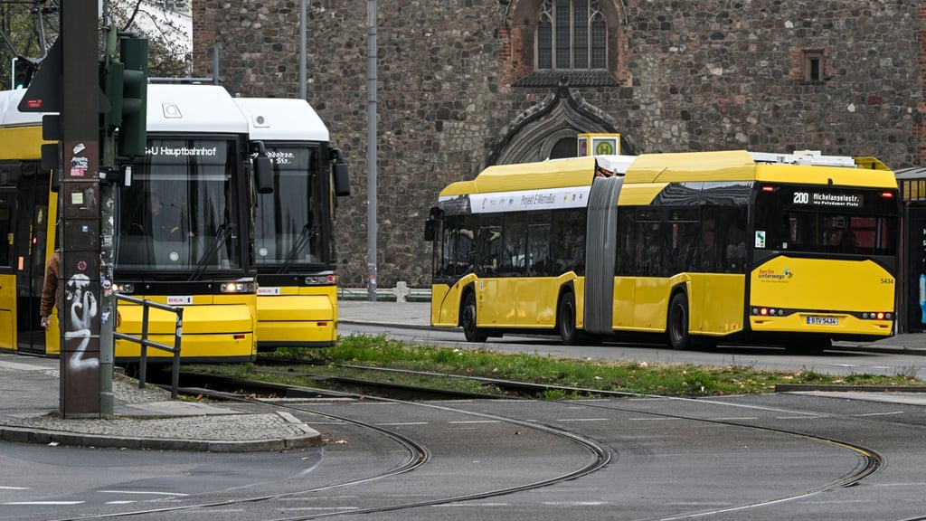 Bus- und Bahnfahren im VBB wird im neuen Jahr teurer. (Archivbild)
