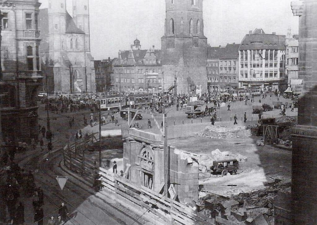 Um 1950 stand das historische Barockportal des Alten Rathauses noch - es war fast unbeschadet. Bomben hatten 1945, gegen Ende des Zweiten Weltkriegs, die Alte Ratswaage und das Alte Rathaus teilweise zerstört. Seit vielen Jahren setzt sich ein Förderverein für den Wiederaufbau des Portals und des Rathauses ein. 